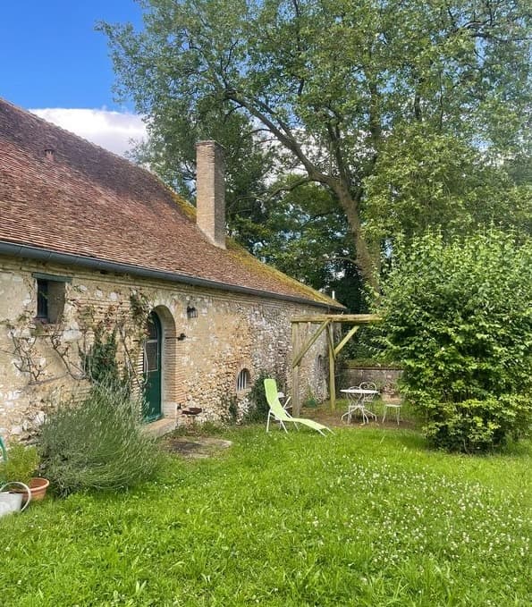 Le jardin privatif arboré de la Sellerie avec sa table extérieure