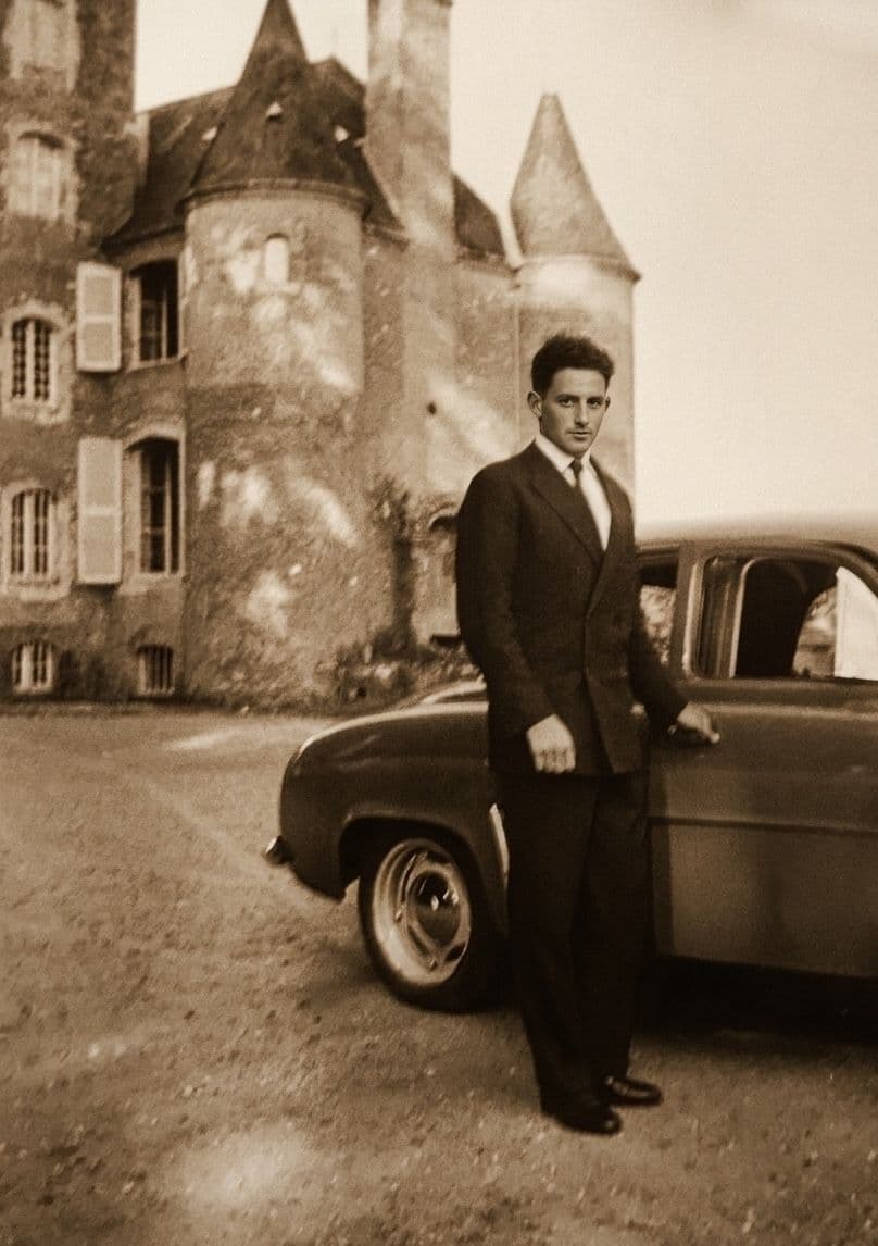 Un habitant du domaine de la Goupillère avec son automobile, début XXe siècle