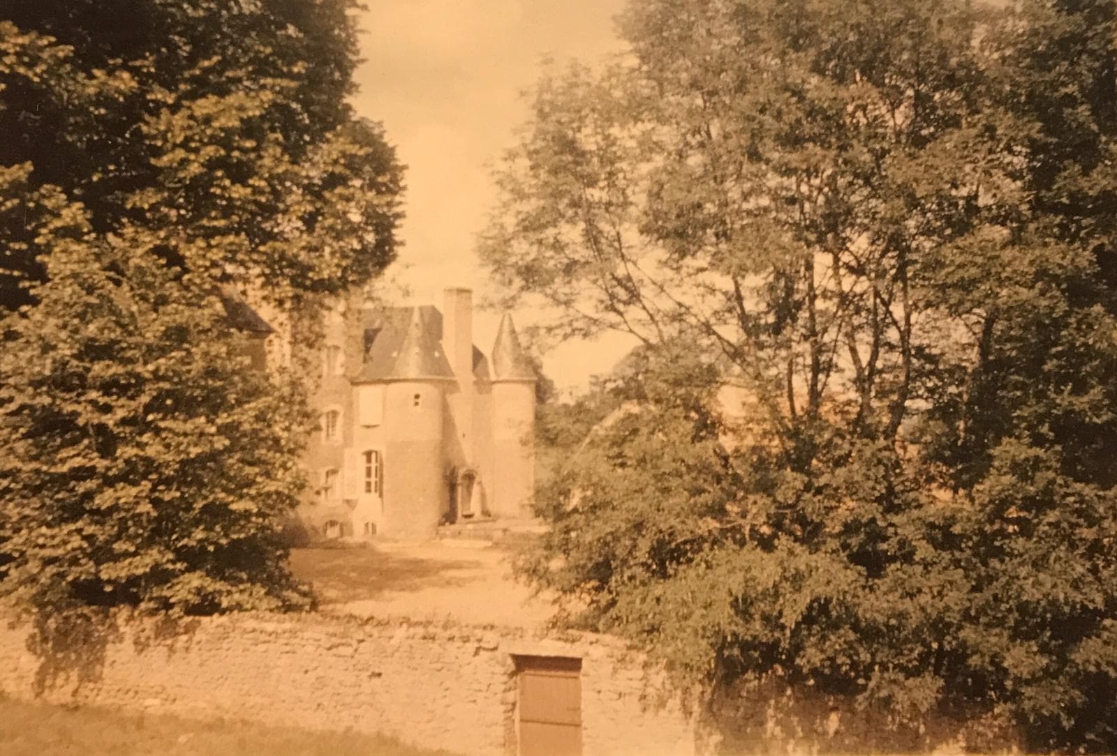 Le château de la Goupillère dans la forêt du Perche sarthois