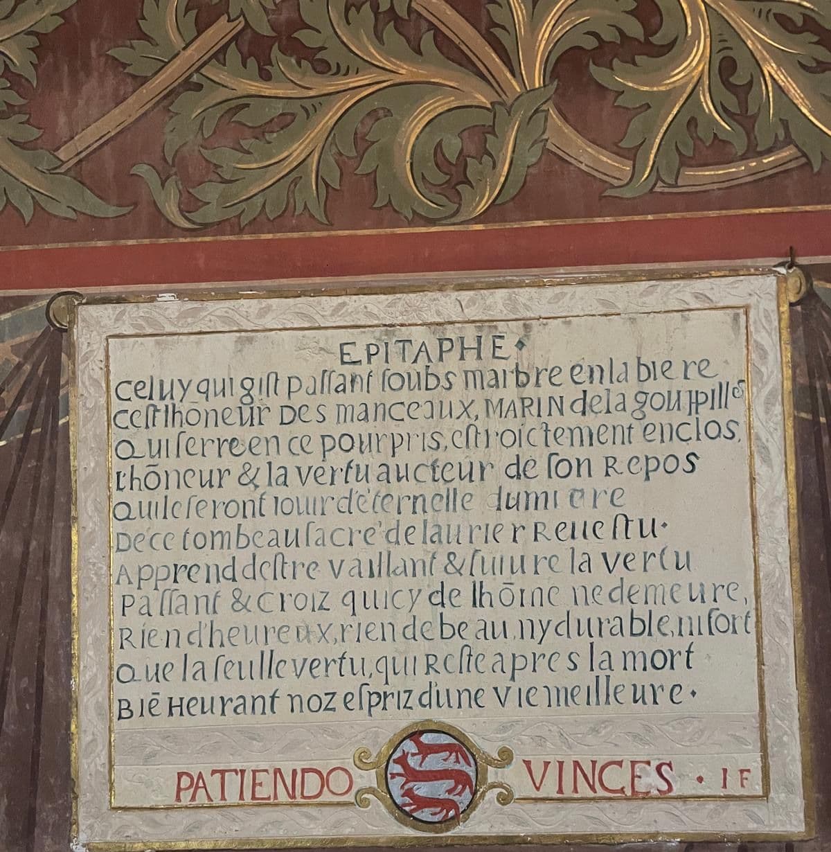 Épitaphe peinte de Marin de la Goupillère, devise Patiendo vinces et blason aux trois goupils, église Saint-Hilaire de Saint-Hilaire-le-Lierru