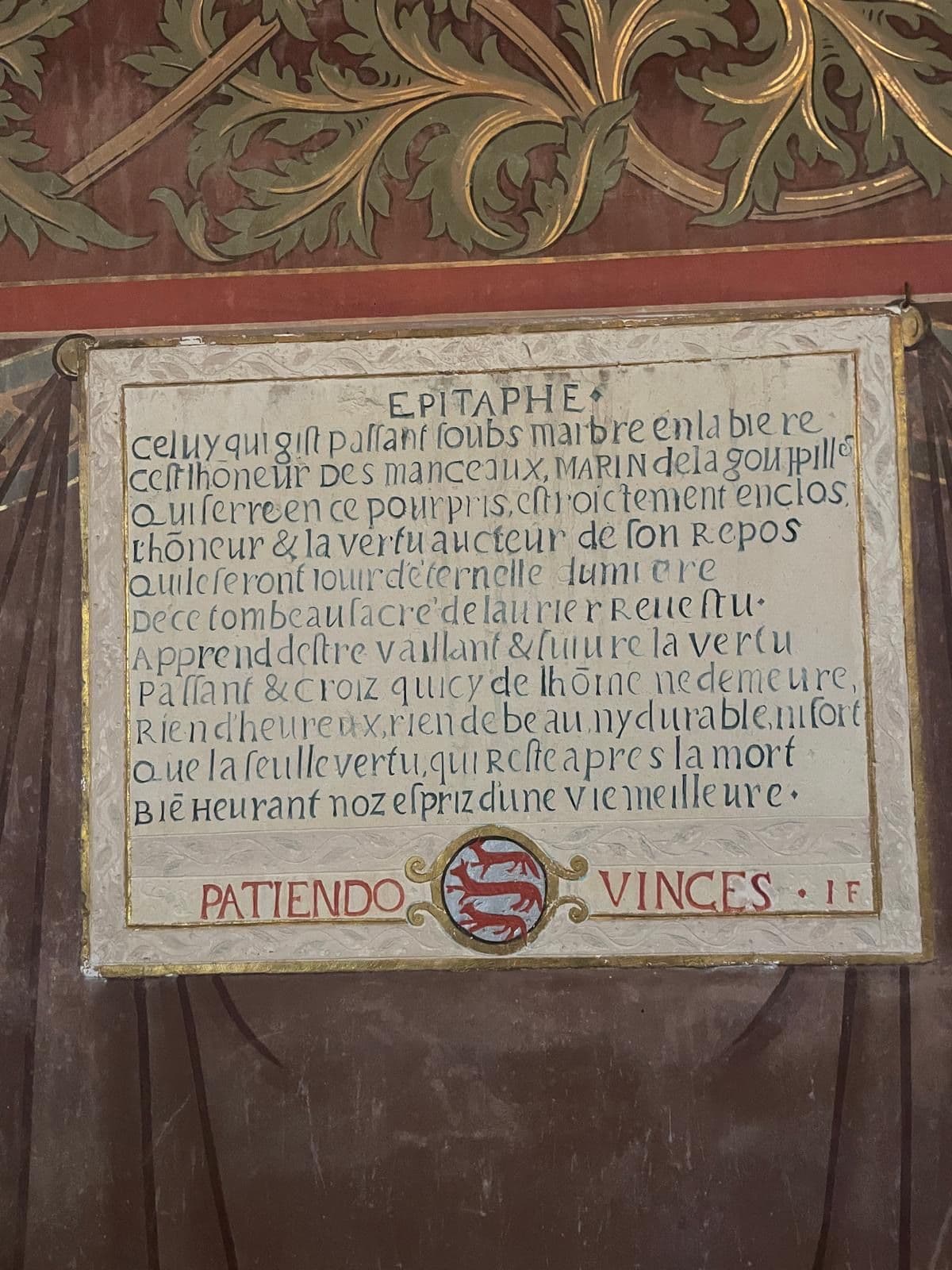 Épitaphe peinte de Marin de la Goupillère, devise Patiendo vinces et blason aux trois goupils, église Saint-Hilaire de Saint-Hilaire-le-Lierru