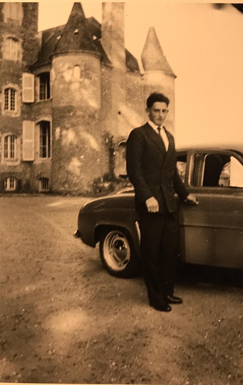 Un habitant du domaine de la Goupillère avec son automobile, début XXe siècle